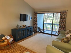 TV - Charming 2nd floor 2-bedroom condo with AC WiFi in tranquil Brewster. (Brewster)