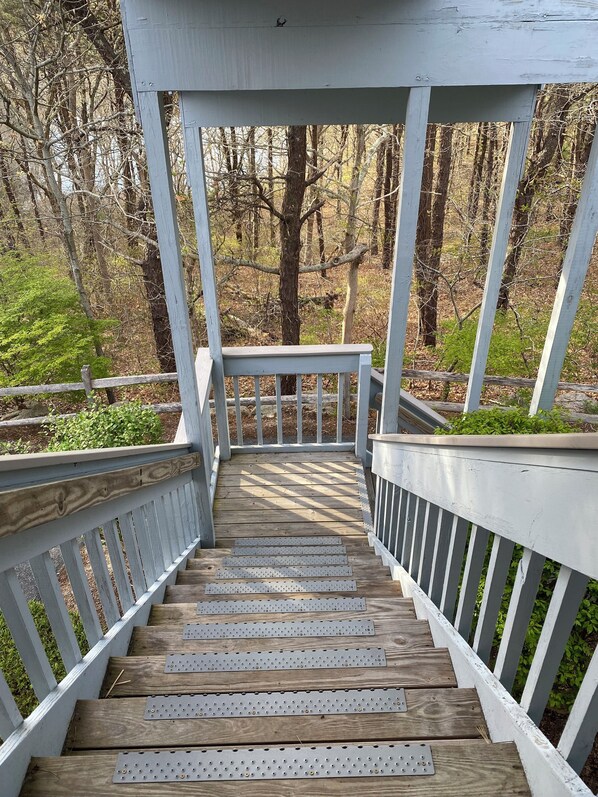 Property grounds - Charming 2nd floor 2-bedroom condo with AC WiFi in tranquil Brewster. (Brewster)