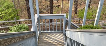 Charming 2nd floor 2-bedroom condo with AC WiFi in tranquil Brewster.