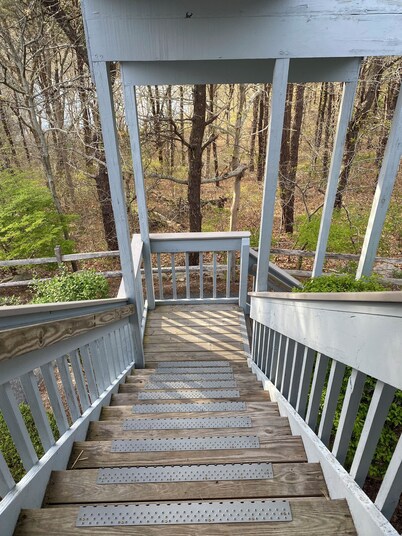 Charming 2nd floor 2-bedroom condo with AC WiFi in tranquil Brewster.