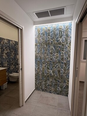 A narrow hallway with a bathroom on the left, a patterned wall on the right, and a door at the end. - Tourist Location Le Vele I Relax with the whole family in this accommodation (San Pietro In Bevagna)