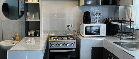 Kühlschrank, Mikrowelle, Wasserkocher mit Kaffee-/Teezubehör