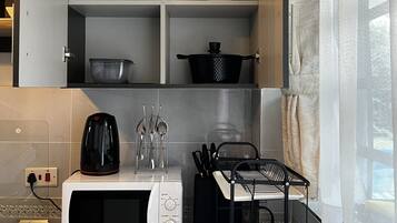 Refrigerador, microondas, cafetera/tetera, tetera/pava eléctrica