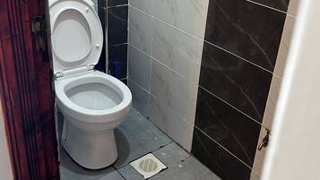 シャワー、タオル、石鹸、トイレットペーパー