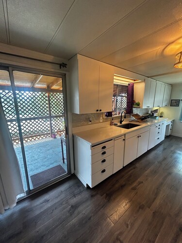 Cozy 2-bedroom home in amazing Clearlake with AC, WiFi, Boat Parking