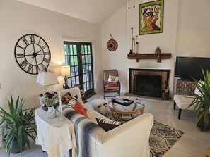 Smart-tv och eldstad