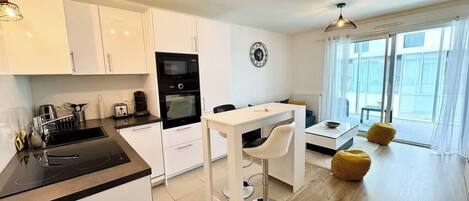 Kühlschrank, Mikrowelle, Ofen, Herdplatte