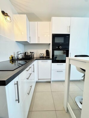 Refrigerador, microondas, horno, placa de cocina