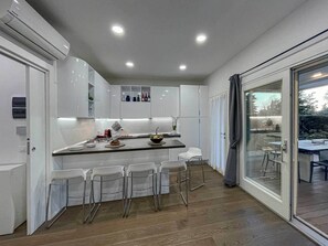 Fridge, microwave, oven, stovetop - Villa with garden in one of the most exclusive places on the Tuscan Coast. (Punta Ala)