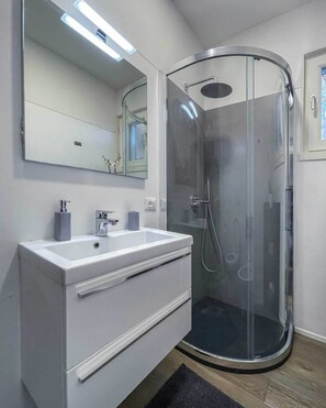 Douche, sèche-cheveux, bidet, serviettes fournies