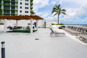 Outdoor dining - Bayview | High-Floor | Pool+Gym | 10 min Brickell (Miami)