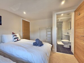 3 chambres, fer et planche à repasser, Wi-Fi gratuit, draps fournis