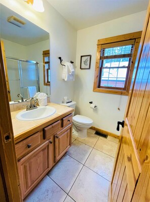 Apartamento, varias camas (Apartment) | Baño