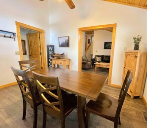 콘도, 침대(여러 개) (Apartment) | 다이닝