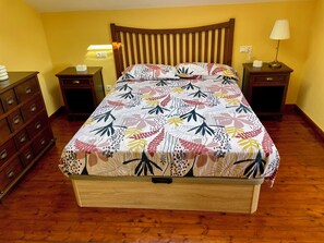 4 habitaciones, tabla de planchar con plancha, wifi y ropa de cama 