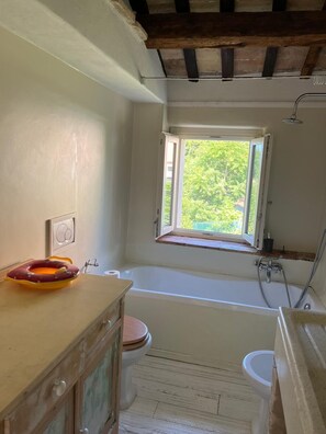Douche, sèche-cheveux, bidet, serviettes fournies