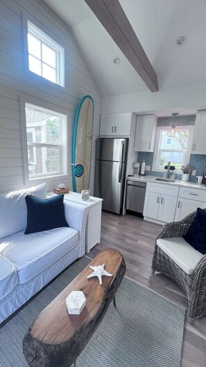 Smart-TV, Kamin, Bücher, Stereoanlage