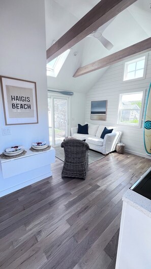 Smart TV, fireplace, books, stereo