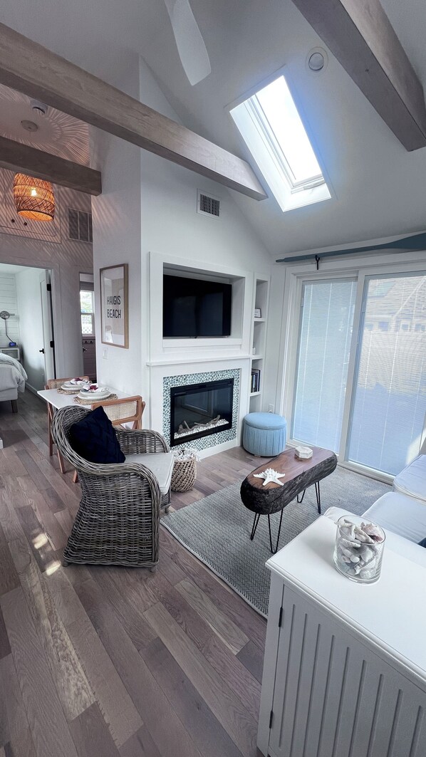 Smart TV, fireplace, books, stereo