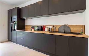 Fridge, oven, stovetop, dishwasher