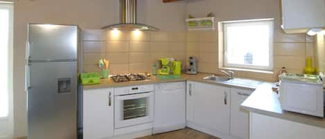 Réfrigérateur, un four, surface de cuisson, lave-vaisselle