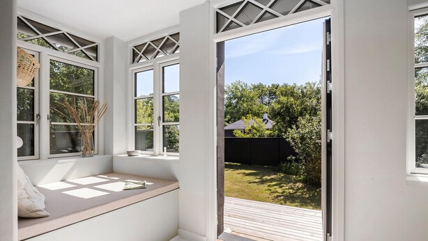 A room with a built-in bench, large windows, and a sliding glass door leading to an outdoor area. - Lovely home in Tranekær with WiFi (Tranekær)