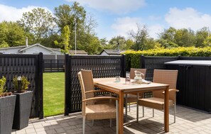 Outdoor dining - Beautiful home in Otterup with WiFi (Otterup)