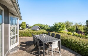 Outdoor dining - Nice home in Brenderup Fyn with WiFi (Brenderup Fyn)