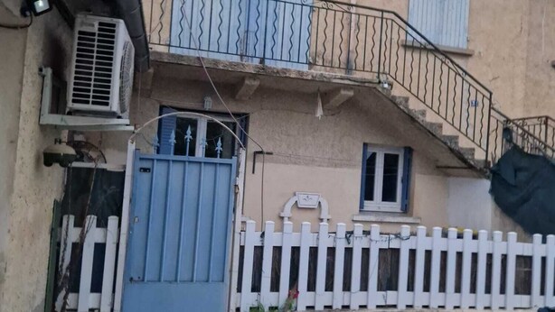 A two-story building with a blue gate, a white picket fence, and a small garden area. - Room for rent in a quiet house in the countryside (Bédarrides)