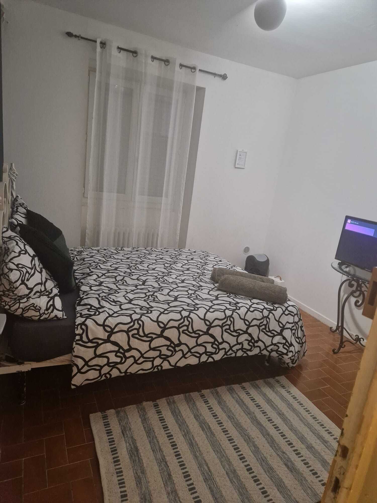 1 slaapkamer, een strijkplank/strijkijzer, wifi, beddengoed