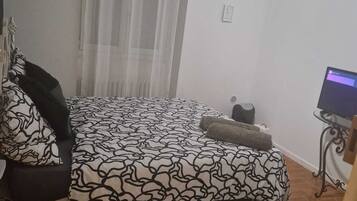 1 slaapkamer, een strijkplank/strijkijzer, wifi, beddengoed