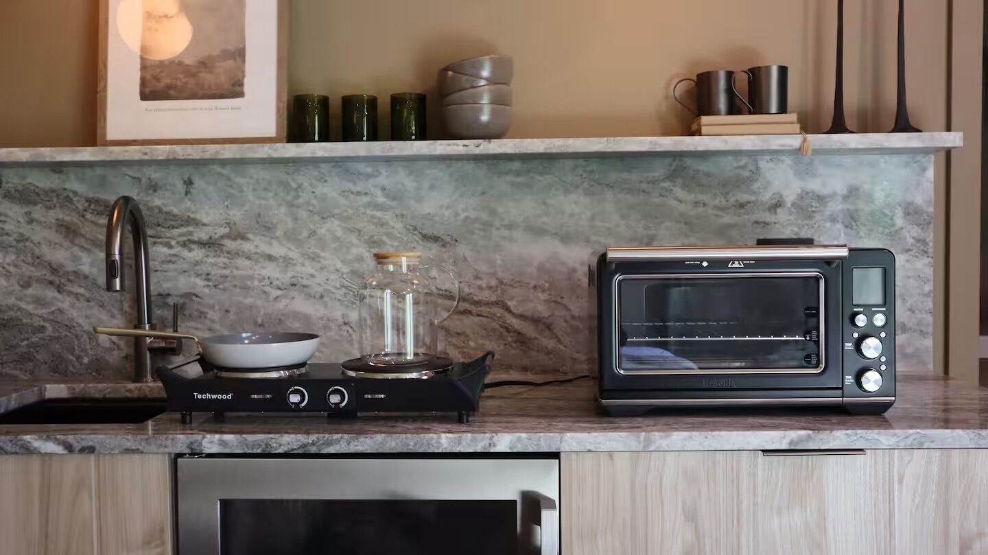 Køleskab, kaffe-/temaskine, elkedel, brødrister