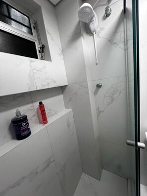 Apartment | Bathroom | Hair dryer, towels, toilet paper - Apartamento Frente ao Shopping Itaguaçu (Sao Jose)