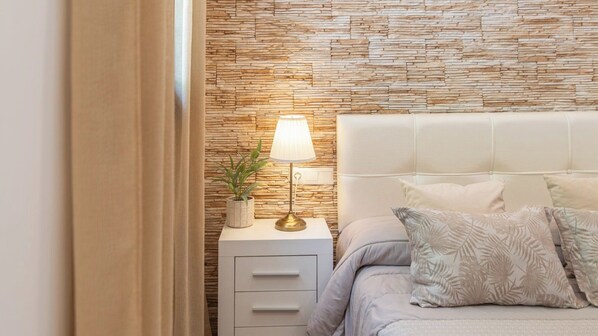 2 bedrooms, travel crib, WiFi