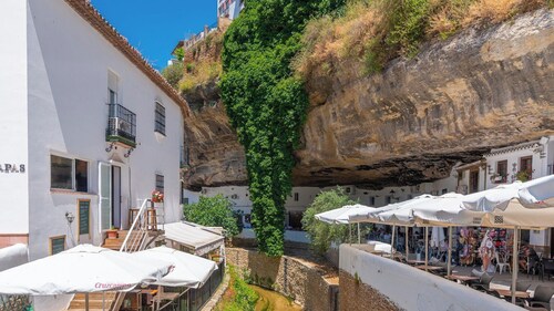 Bajo la Alcazaba Setenil de las Bodegas by Ruralidays