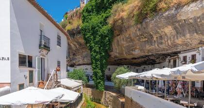 Bajo la Alcazaba Setenil de las Bodegas by Ruralidays