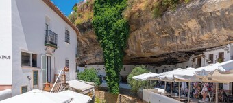 Bajo la Alcazaba Setenil de las Bodegas by Ruralidays