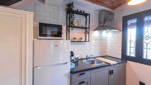 Réfrigérateur, micro-ondes, plaque de cuisson