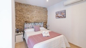 2 slaapkamers, een strijkplank/strijkijzer, reisbedje, wifi