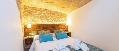 2 bedrooms, travel crib, WiFi