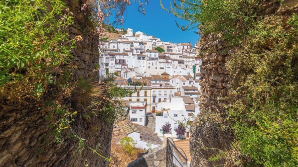 A town with white buildings, narrow streets, and rocky terrain. - Casa Cueva Las Chicas del Puente Setenil de las Bodegas by Ruralidays (Cádiz)