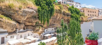 Bajo la Roca Setenil de las Bodegas by Ruralidays