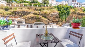 Outdoor dining - Bajo la Roca Setenil de las Bodegas by Ruralidays (Cádiz)