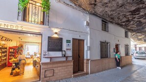 A building with a shop on the ground floor and a sign that reads "Trotamundos". - Bajo la Roca Setenil de las Bodegas by Ruralidays (Cádiz)