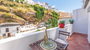 Outdoor dining - Bajo la Roca Setenil de las Bodegas by Ruralidays (Cádiz)