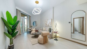 Una sala de estar moderna con un sofá, una mesa de centro y una planta en maceta.
