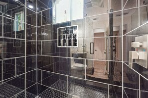 Een douche, een haardroger, handdoeken, zeep