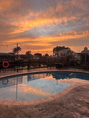 Una piscina al aire libre, una piscina climatizada