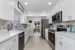 Frigorífic, microones, forn i placa de cuina 