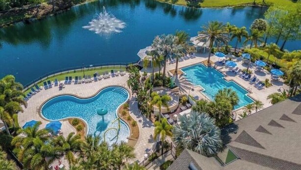 An aerial view of a resort with a large central pool, a smaller pool, and a fountain. - Sunshine Paradise in lovely Kissimmee with WiFi (Kissimmee)